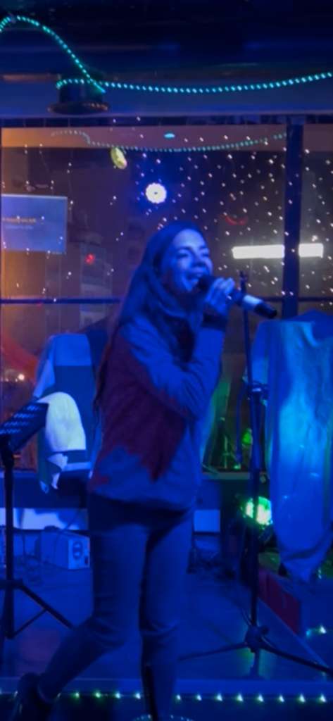 Binnur Sari singing live on stage